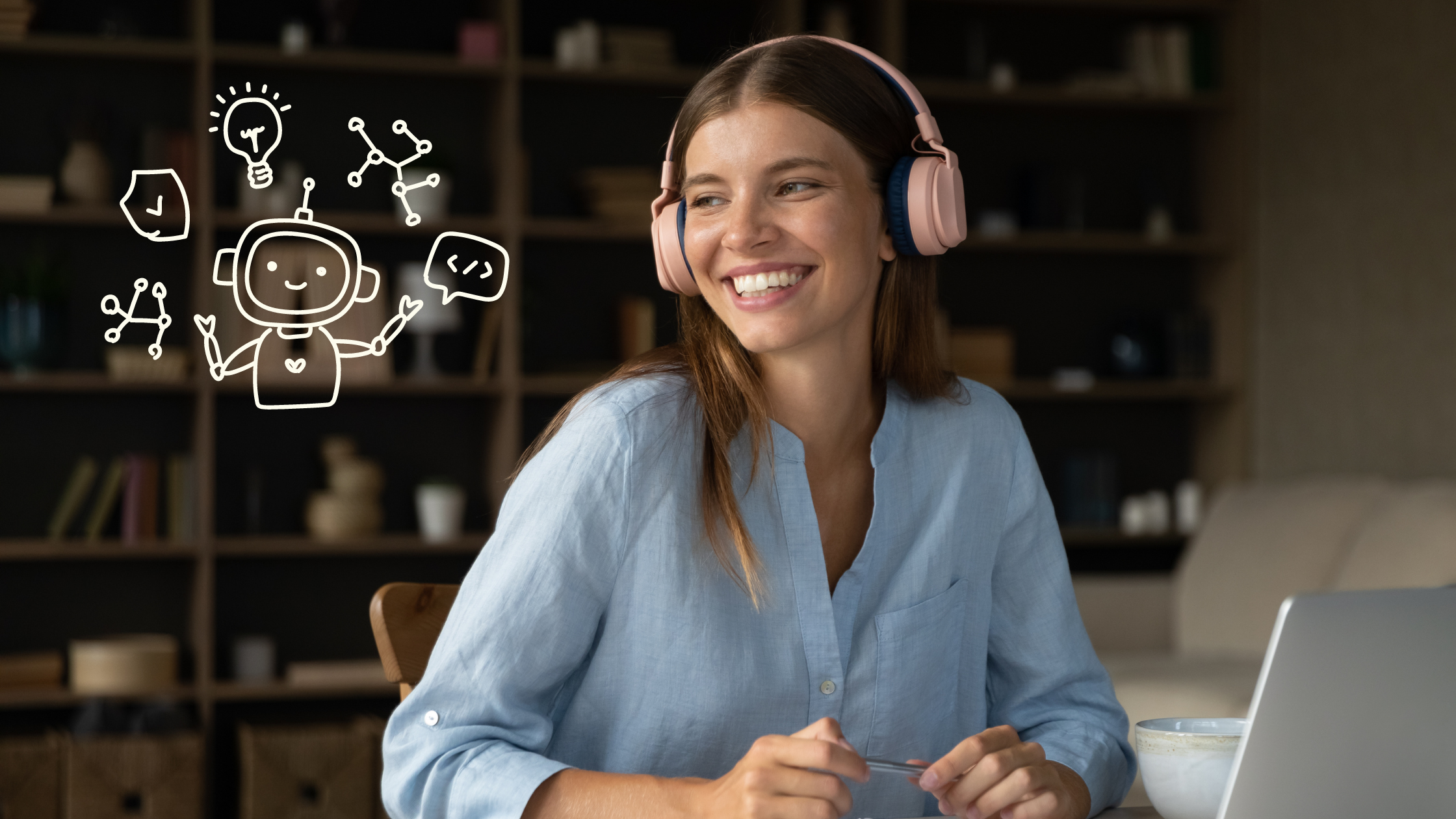 Frau mit rosa Kopfhörern auf dem Kopf, sitzt hinter einem Laptop und schaut lächelnd zur Seite auf einen grafischen kleinen Roboter, der mit unterschiedlichen Symbolen jongliert
