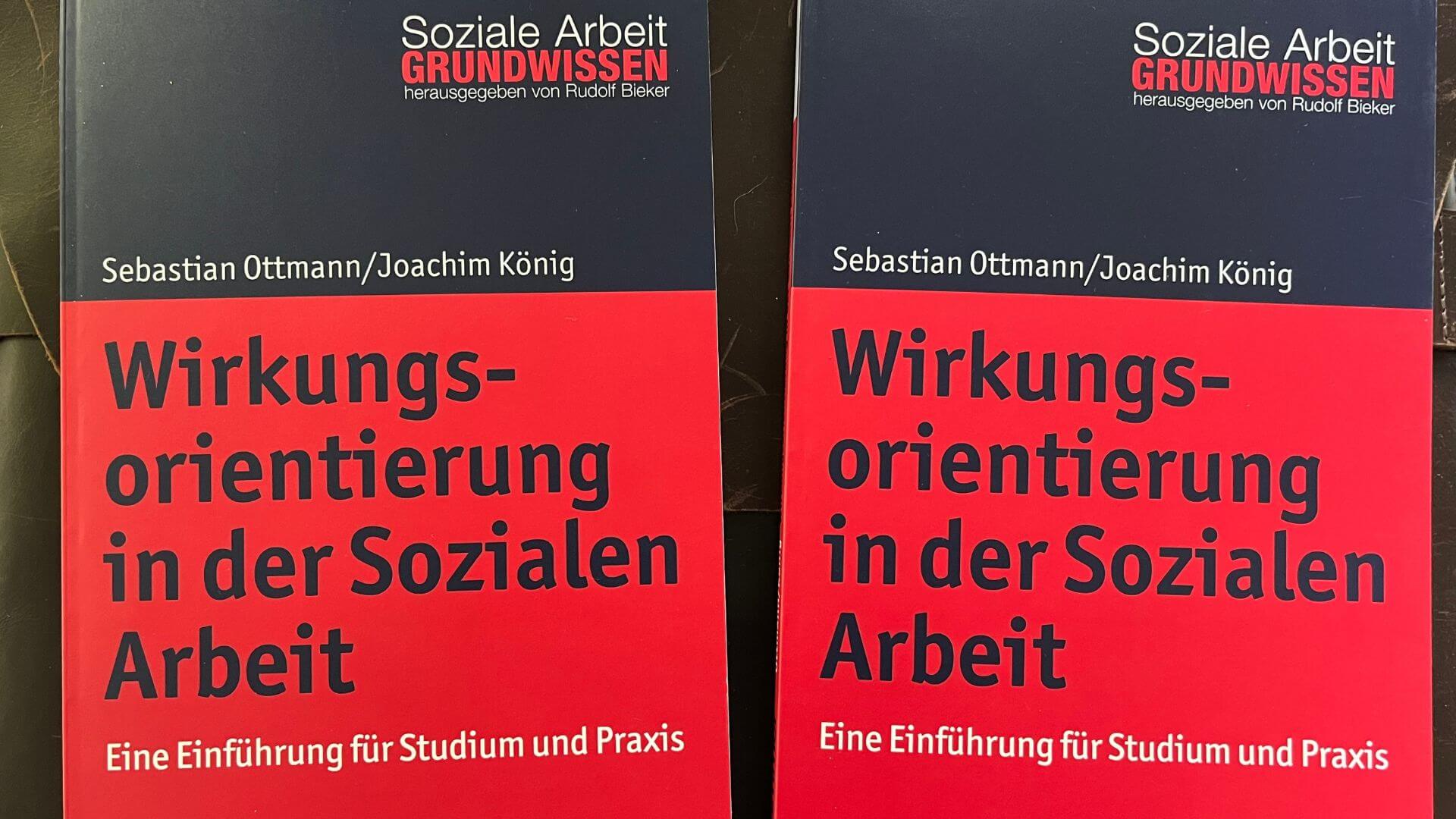 Ein Bild der zwei Verlosungsexemplare des Buches "Wirkungsorientierung in der Sozialen Arbeit"